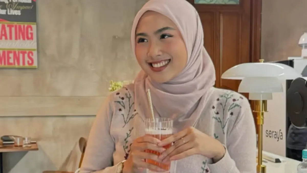 Dari Kuliah Sampai Sukses Jadi Influencer, Afina Syifa Ungkap Alasan Masih Setia Pakai Hijab Paris napocut