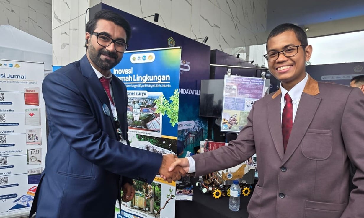 Curi Perhatian, Mahasiswa UIN Jakarta Pamerkan Robot Pengumpul Sampah Berbasis AI di AICIS+ 2025
